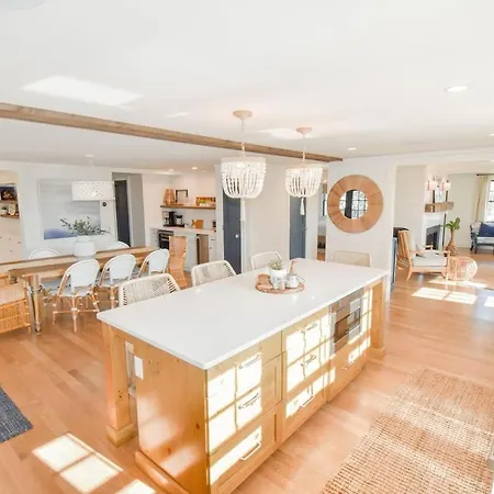 Gorgeous Home 2 Min Walk To Beach